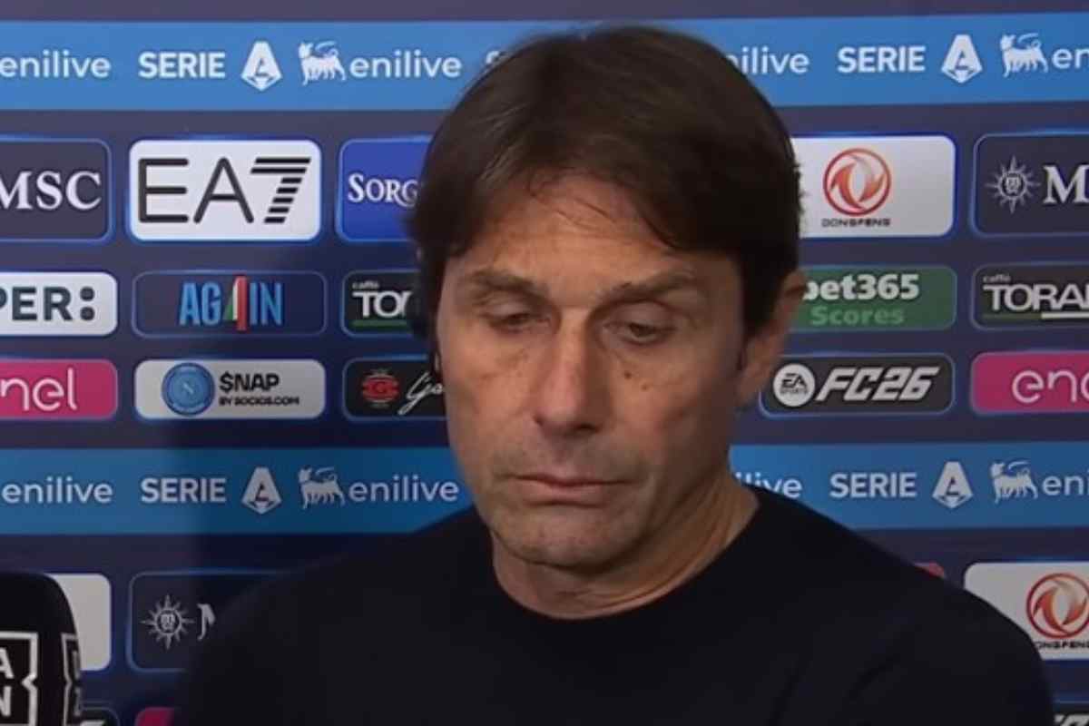 Antonio Conte con lo sguardo basso e preoccupato