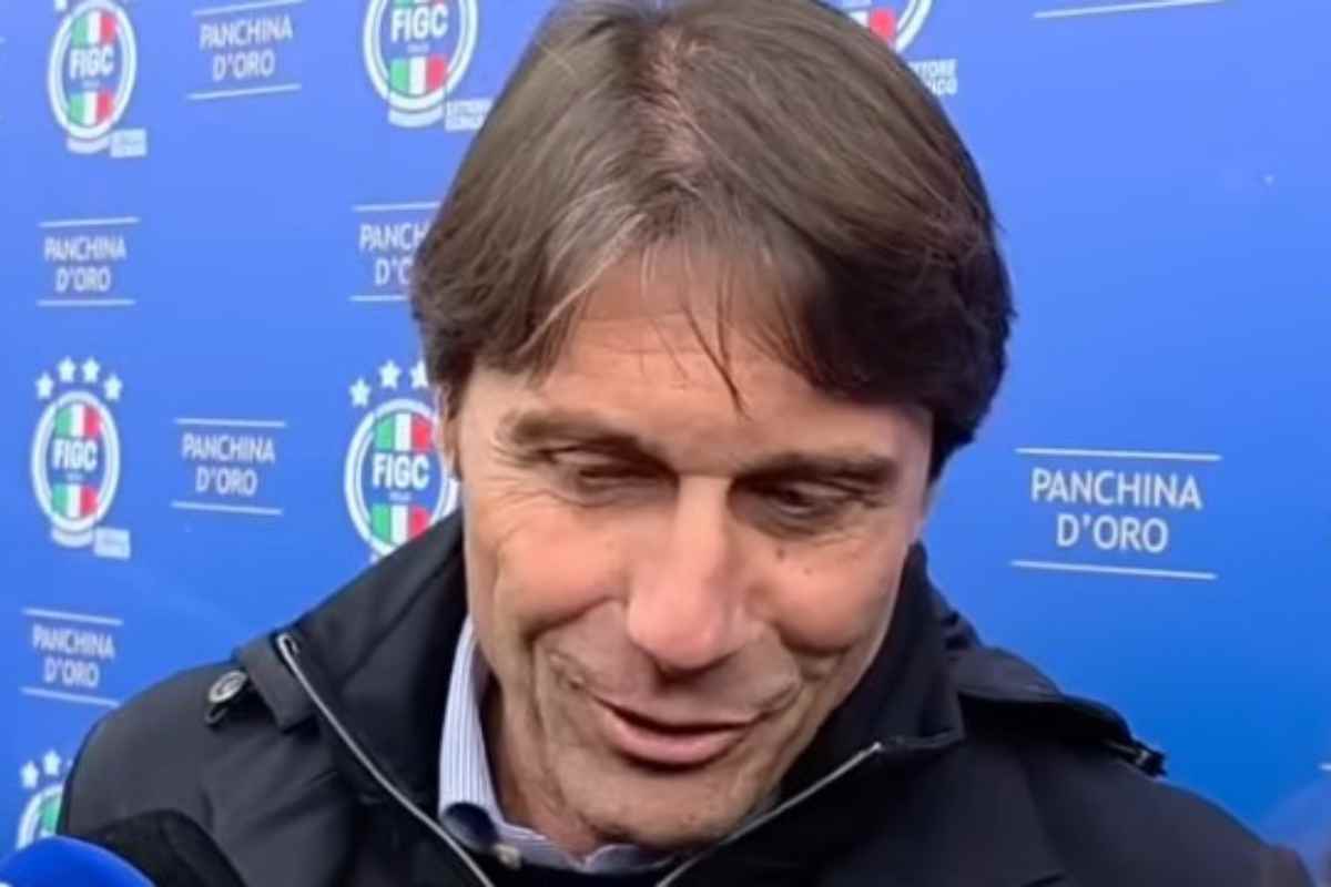 Antonio Conte sorride durante un'intervista