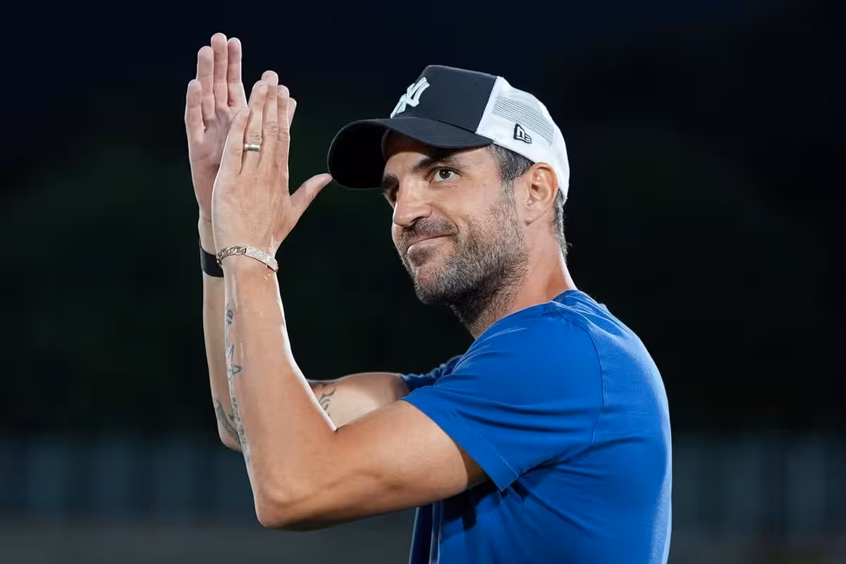 Cesc Fabregas applaude 