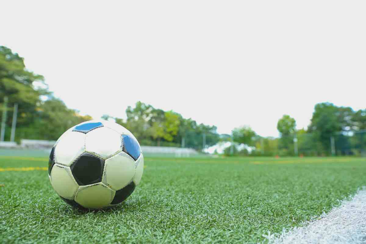 Pallone da calcio su un campo
