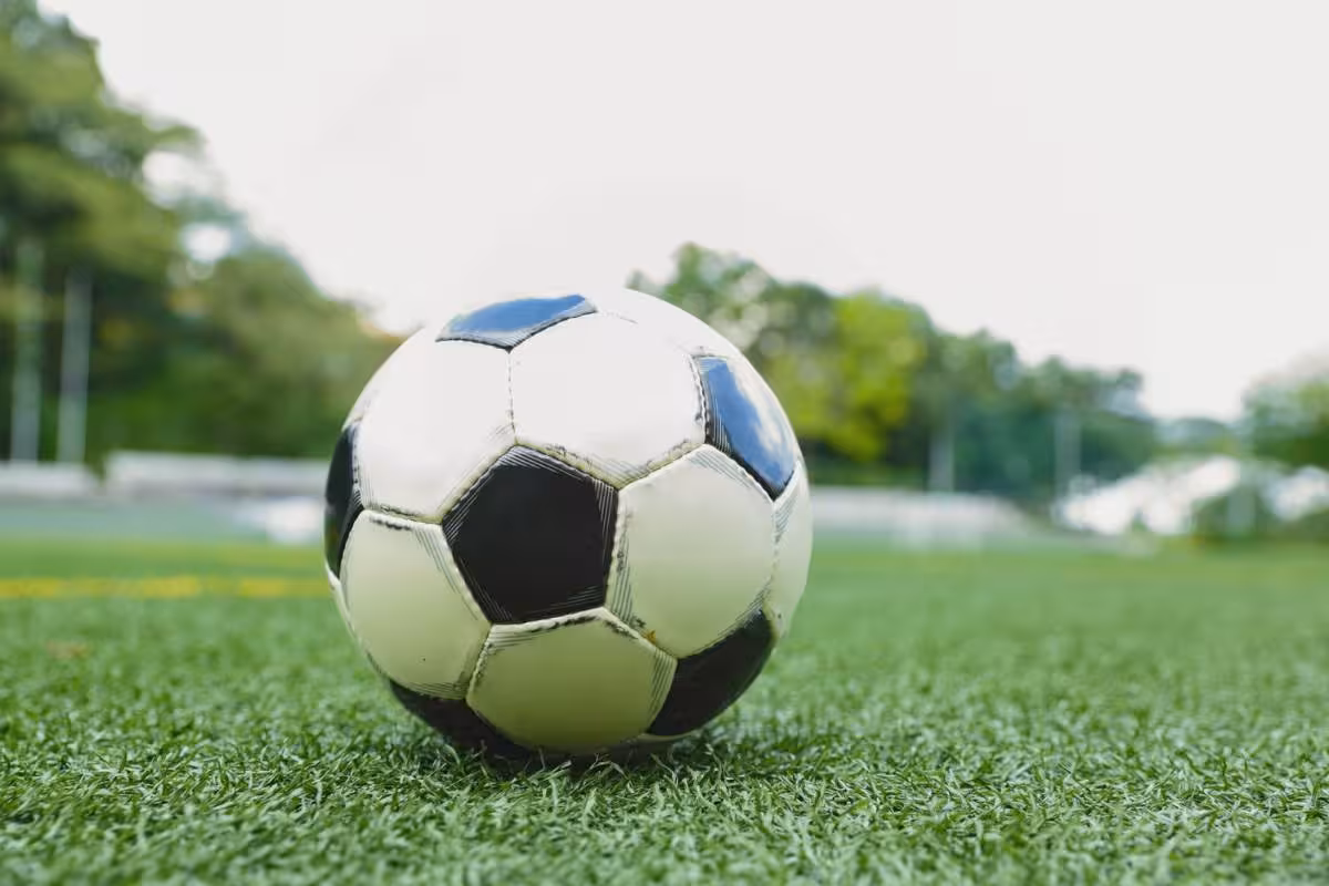 Pallone su un campo da calcio