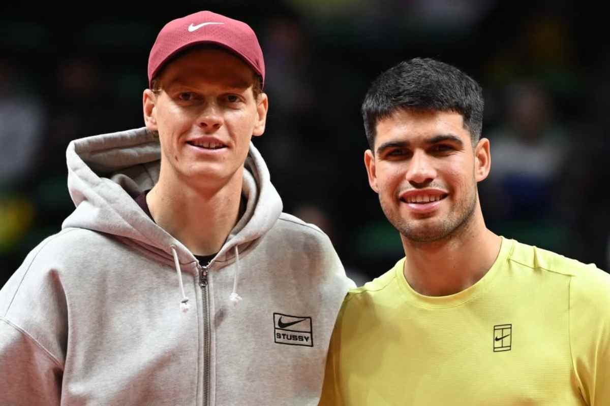 Jannik Sinner e Carlos Alcaraz posano sorridenti con i rispettivi premi